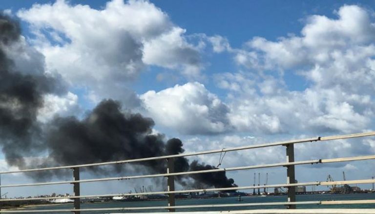 أعمدة دخان تخرج من السفينة التي تم استهدافها في ميناء طرابلس