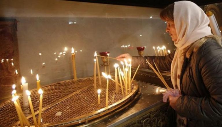 سيدة تضيء الشموع في كنيسة القيامة - أرشيفية