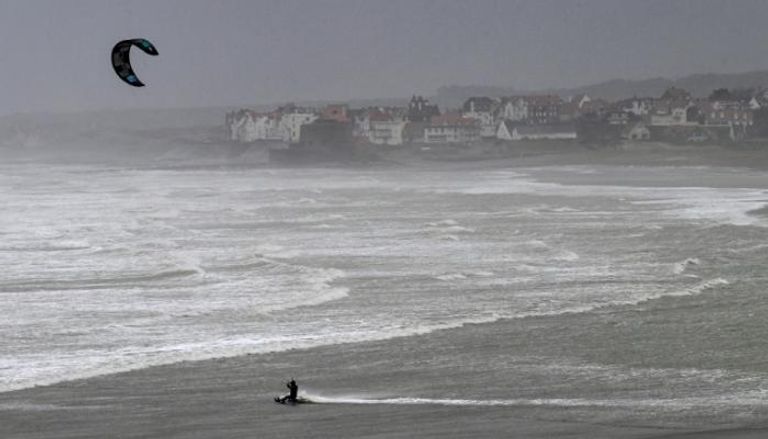 ممارس لرياضة "كايت سيرف" خلال طقس عاصف قبالة خليج ويسان بشمال فرنسا 