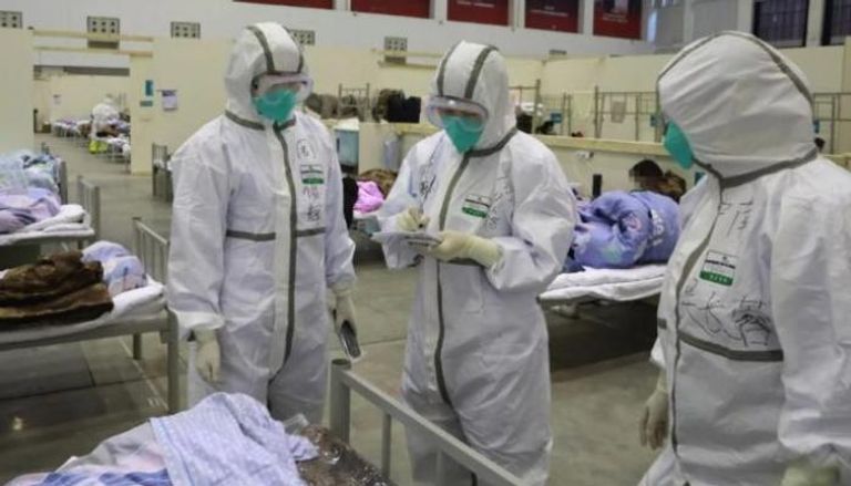 أعضاء الفرق الطبية المتابعة لحالات المصابين بفيروس كورونا بالصين