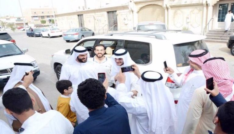 لحظة لقاء علي الخنيزي ابنه بعد 20 عاماً