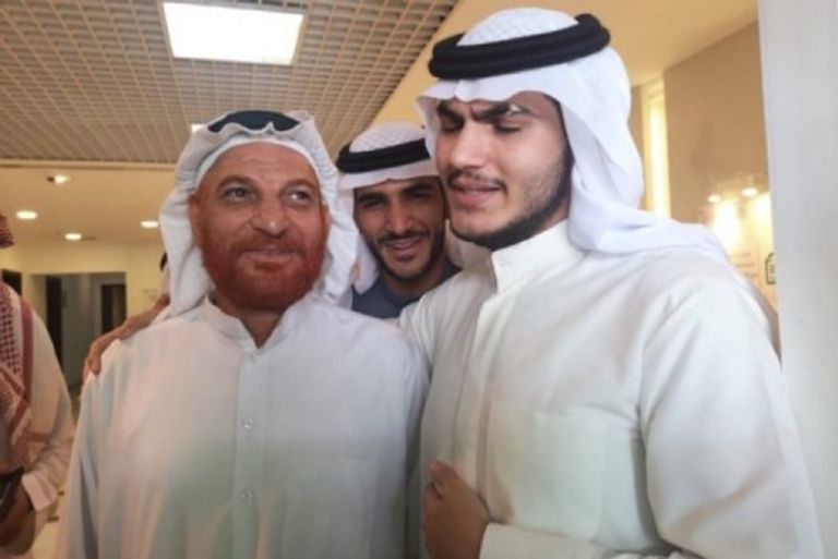 لحظة لقاء علي الخنيزي ابنه بعد 20 عاماً