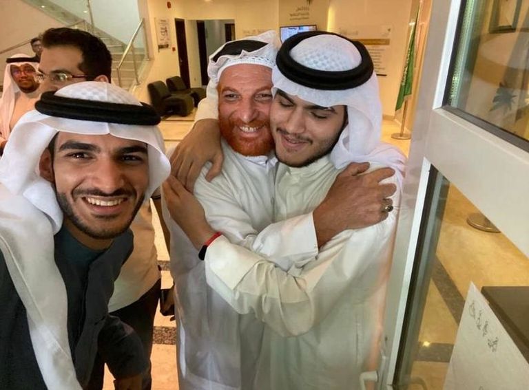 لحظة لقاء علي الخنيزي ابنه بعد 20 عاماً