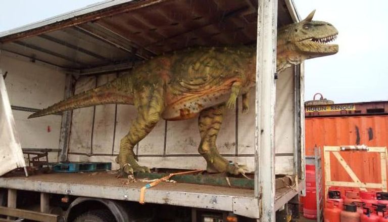 شاحنة نقلت الديناصور الهدية