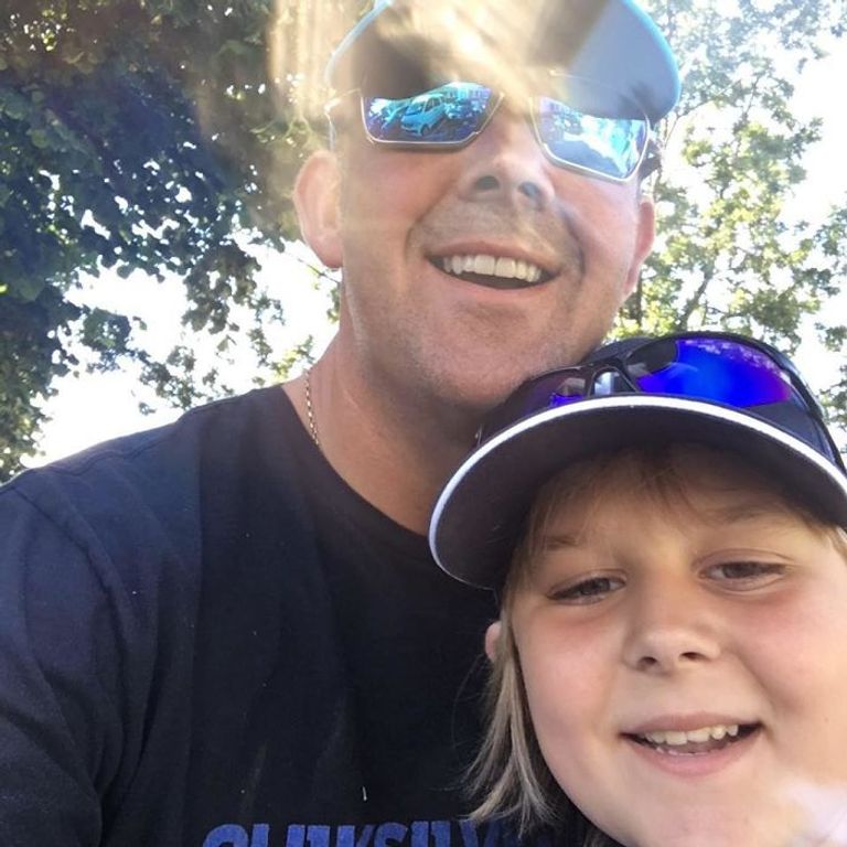 شاحنة نقلت الديناصور الهدية