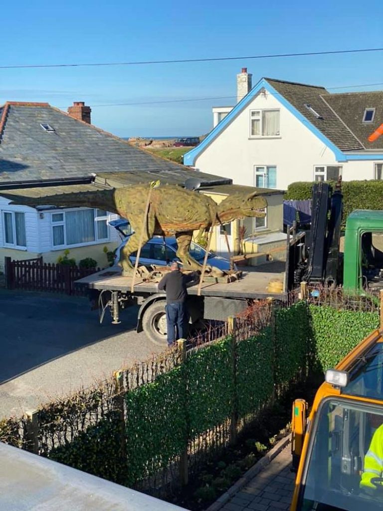 شاحنة نقلت الديناصور الهدية