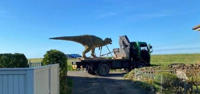 شاحنة نقلت الديناصور الهدية