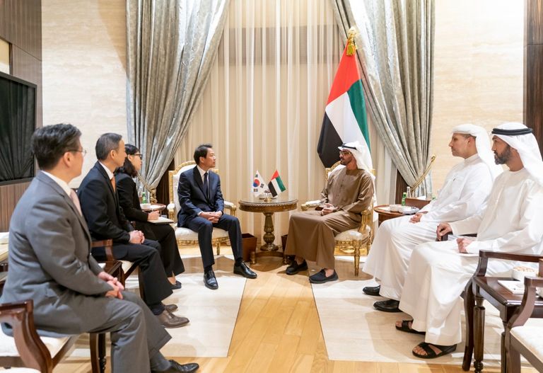 الشيخ محمد بن زايد آل نهيان خلال لقائه المبعوث الكوري الجنوبي