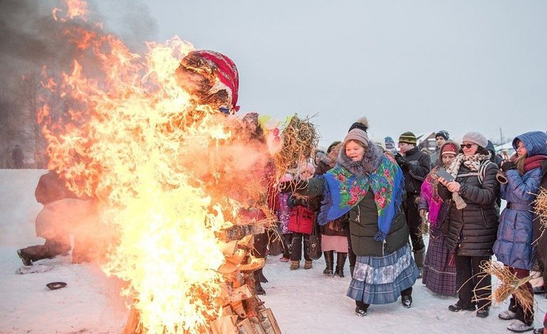 روسيات خلال أحد الاحتفالات بأسبوع السمن - أرشيفية