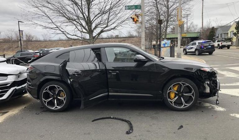 السيارتان عقب التصادم