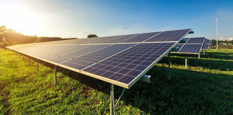 تعمل تسلا على زيادة إنتاج الألواح الشمسية