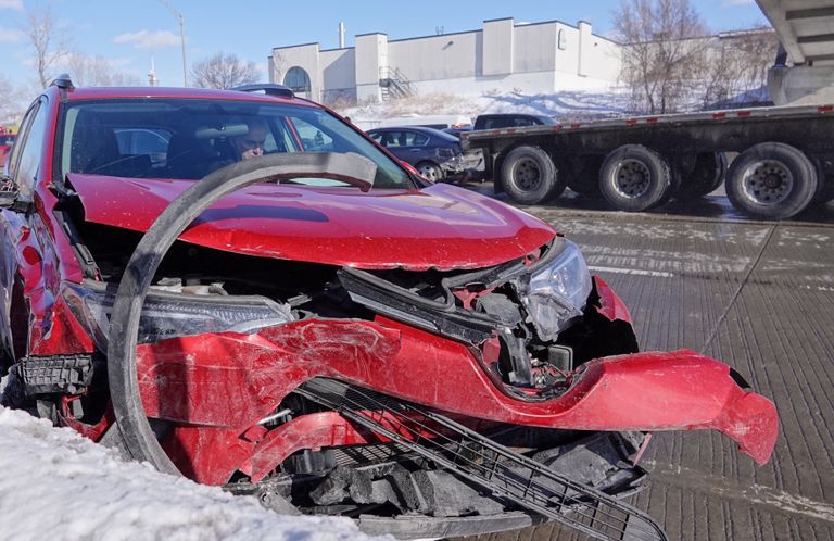 موظفو الطوارئ بجوار السيارات المحطمة