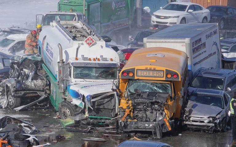 موظفو الطوارئ بجوار السيارات المحطمة