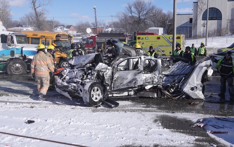 موظفو الطوارئ بجوار السيارات المحطمة