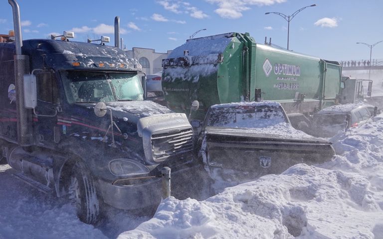 موظفو الطوارئ بجوار السيارات المحطمة