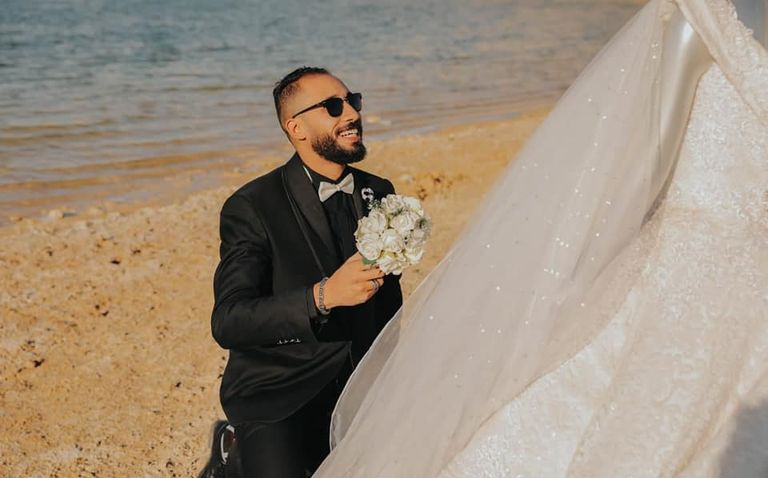 من جلسة تصوير محمود الحكيم مع 