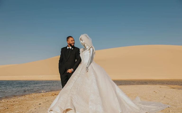 من جلسة تصوير محمود الحكيم مع 