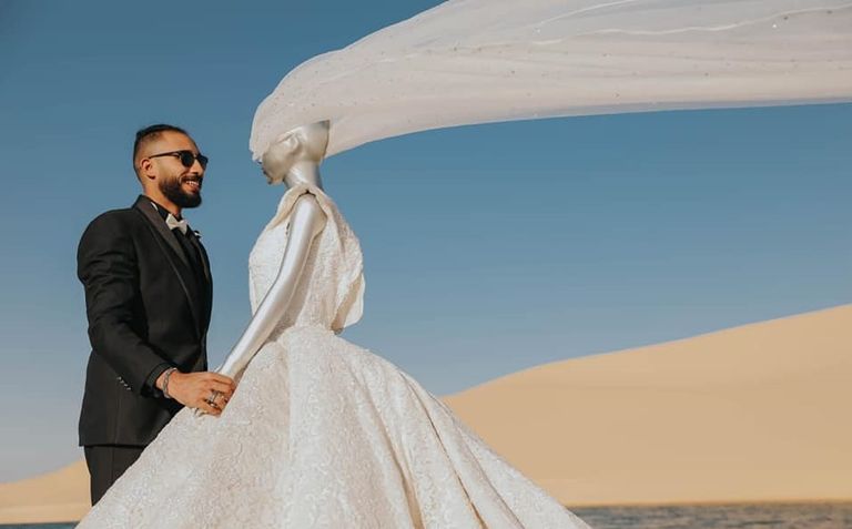 من جلسة تصوير محمود الحكيم مع 