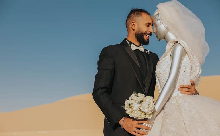 من جلسة تصوير محمود الحكيم مع 