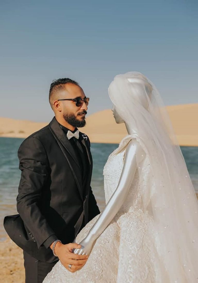 من جلسة تصوير محمود الحكيم مع 