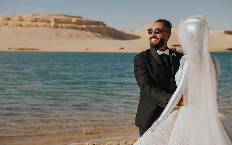 من جلسة تصوير محمود الحكيم مع 