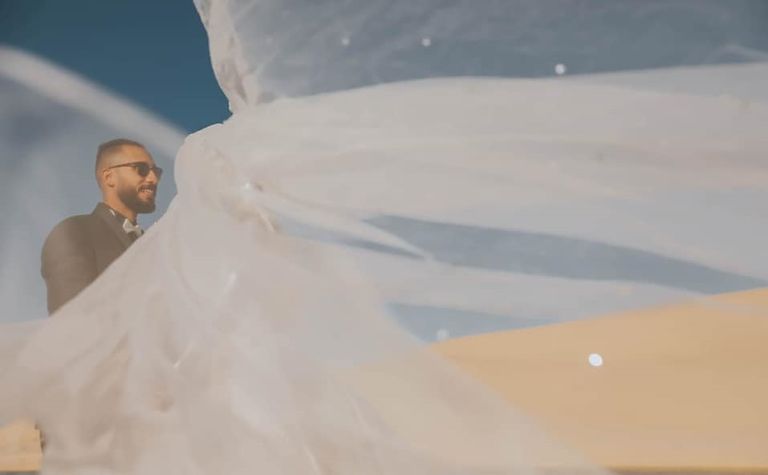 من جلسة تصوير محمود الحكيم مع 