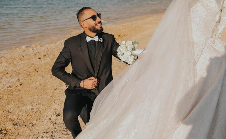 من جلسة تصوير محمود الحكيم مع 