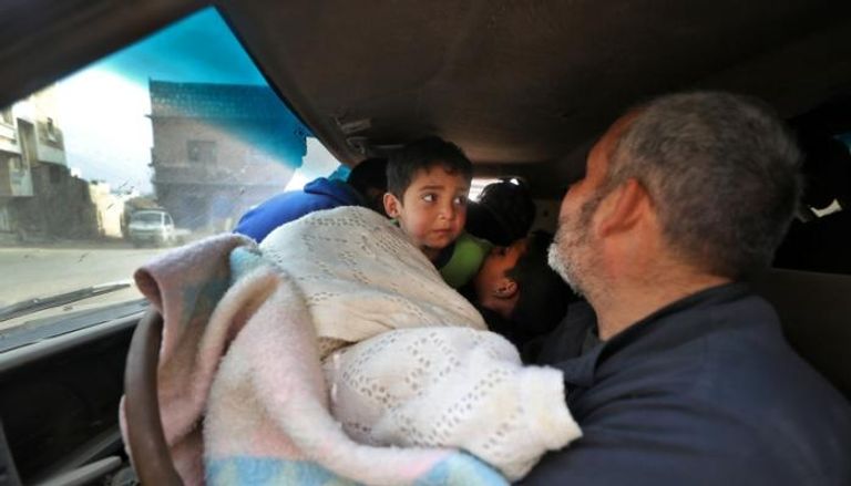 عائلة سورية تهرب من المعارك 