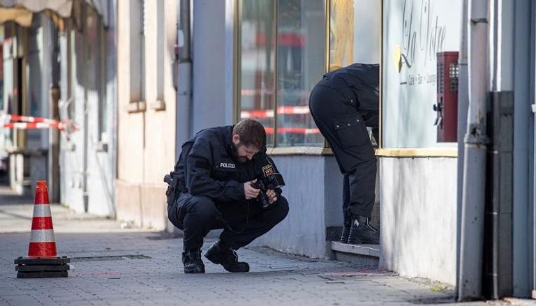 الشرطة الألمانية في موقع الحادث بهاناو