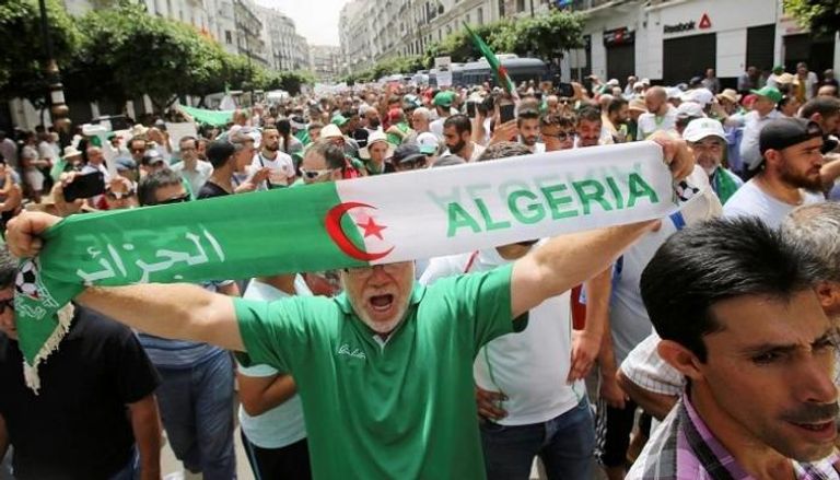 مرور عام على الحراك الشعبي بالجزائر وما زال متواصلا مطالبا بالتغيير