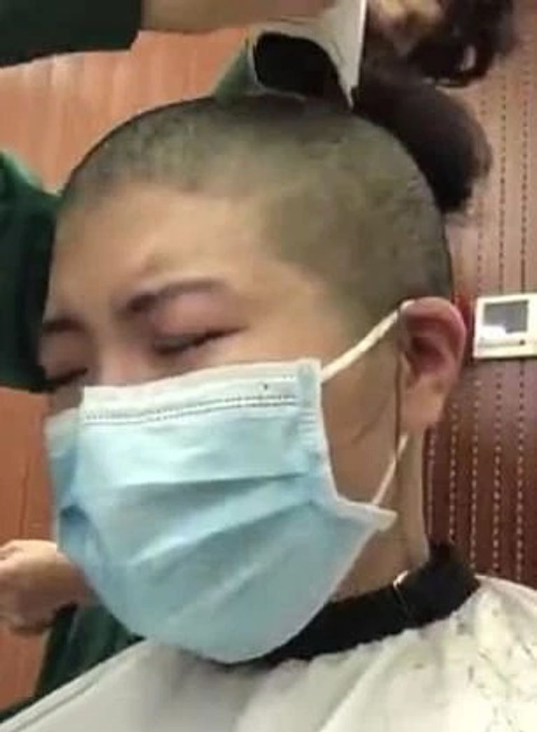 ممرضات صينيات تطوعن لحلق رؤوسهن قبل مكافحة كورونا