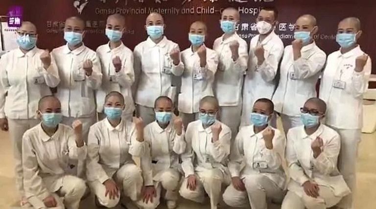 ممرضات صينيات تطوعن لحلق رؤوسهن قبل مكافحة كورونا