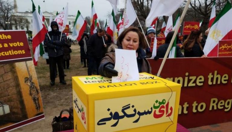 معارضون إيرانيون يدعون لمقاطعة الانتخابات أمام البيت الأبيض