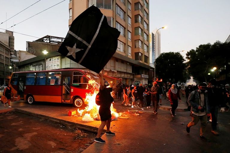 المظاهرات في تشيلي تتطور لمواجهات مع قوات الأمن صدامات بين الأمن والمحتجين في تشيلي - رويترز