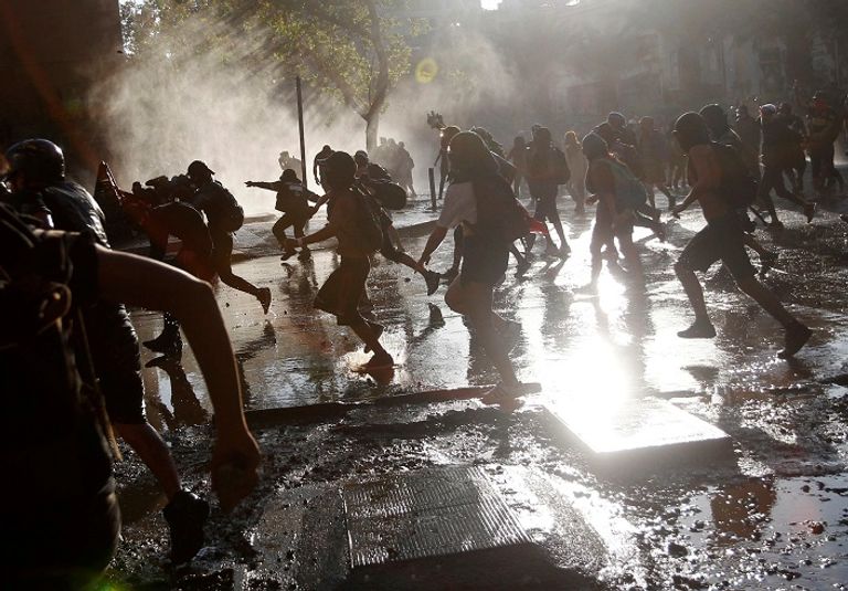 الاحتجاجات في تشيلي - رويترز صدامات بين الأمن والمحتجين في تشيلي - رويترز