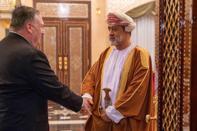 السلطان هيثم بن طارق ووزير الخارجية الأمريكي مايك بومبيو خلال اللقاء