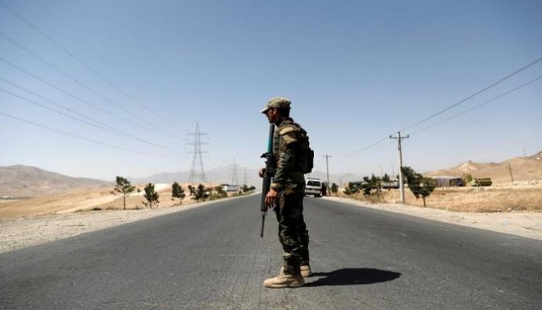 جندي أفغاني عند نقطة تفتيش - رويترز 