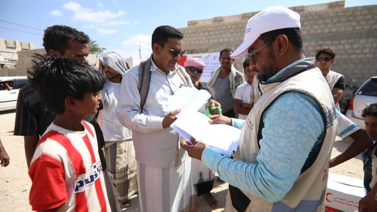 مساعدات غذائية إماراتية لأهالي حضرموت اليمنية