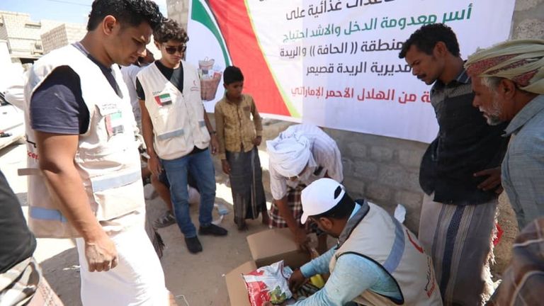 مساعدات غذائية إماراتية لأهالي حضرموت اليمنية