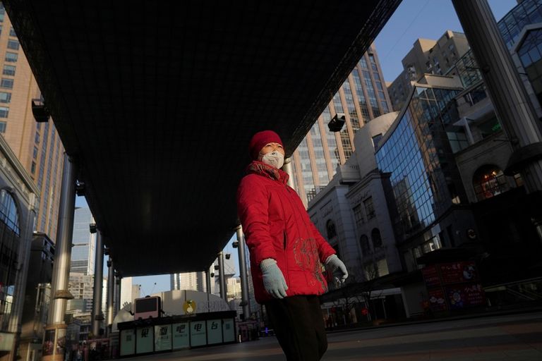 امرأة ترتدي كمامة وقفازات في أيديها للوقاية من انتشار فيروس كورونا المستجد من المعروف أن ظروفا بيئية معينة قد تعزز انتقال الفيروس