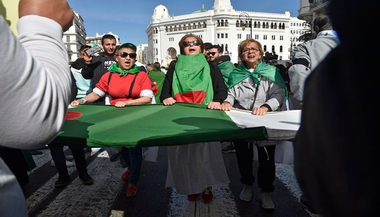 جزائريون يحيون الذكرى الأولى للحراك- أ ف ب