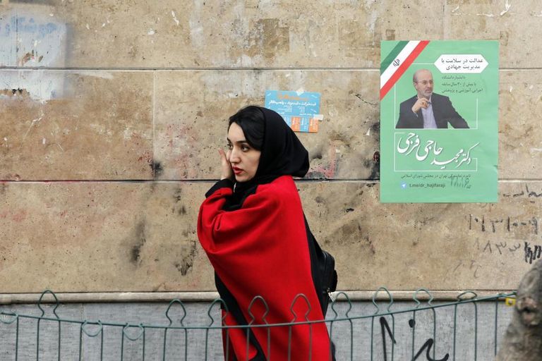 إيراني بجانب إعلان وضعه لبيع كليته في طهران