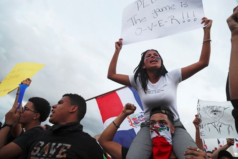 مظاهرات الدومينكان احتجاجا على تعليق الانتخابات المحلية متظاهرون في الدومينكان يشعلون الشموع احتجاجا - رويترز