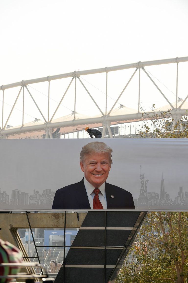 صورة لترامب ومودي في أحمد آباد