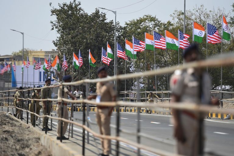 صورة لترامب ومودي في أحمد آباد