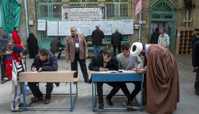 إيراني يدلي بصوته في الانتخابات البرلمانية التي جرت الجمعة