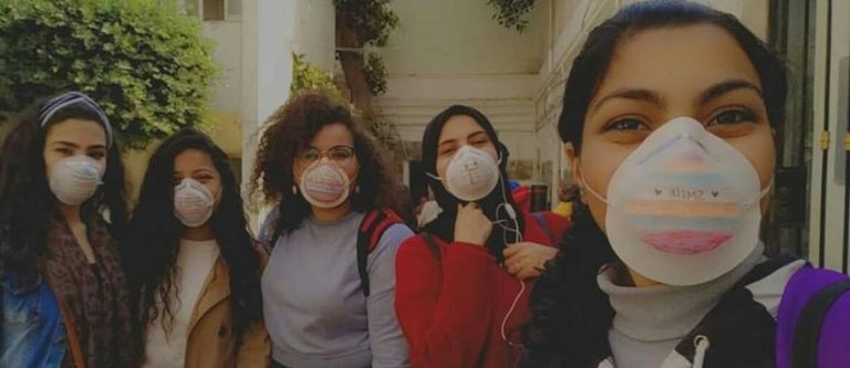 طالبات مصريات يرتدين الكمامات الملونة لمواجهة كورونا