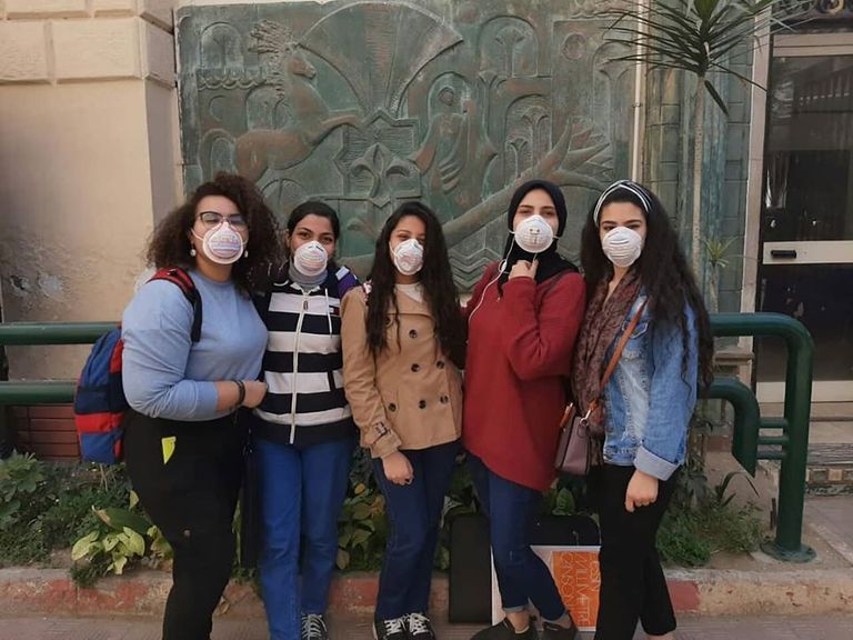 طالبات مصريات يرتدين الكمامات الملونة لمواجهة كورونا