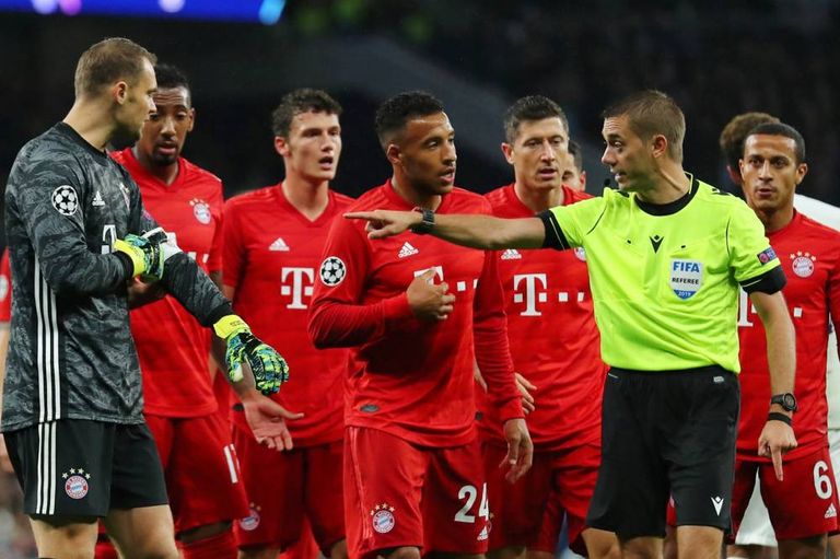 الحكم الفرنسي ولاعبي بايرن نتيجة 7-2 على شاشة ملعب توتنهام