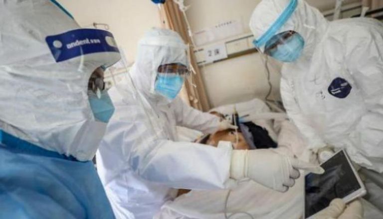 فريق طبي يفحص حالة مصابة بكورونا الجديد - أرشيفية